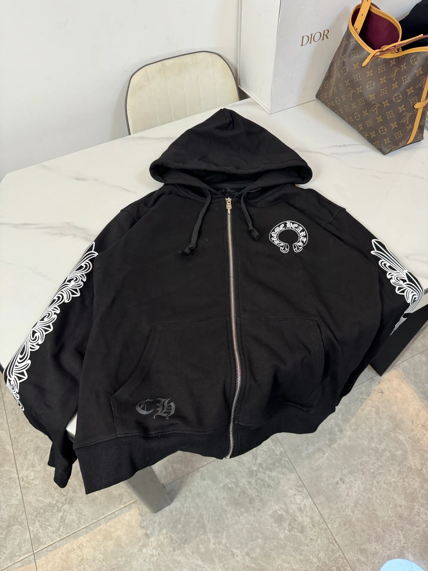 P280 Style number: S107 ChromeHearts 25 early autumn floral arm horseshoe hooded sweatshirt Sanskrit letter rattan flower cross horseshoe hooded sweatshirt The fabric is made of 440g pure cotton terry with matching threads Imported printing Original custom-made Hardware Color: Black Size: S-XL